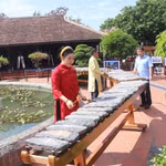 Au site panoramique national de Hòn Chồng-Hòn Đỏ, les visiteurs peuvent assister à des performances sur le lithophone unique de 54 pièces assemblé par le collectionneur Nguyên Xuân Quang. Photo: baovanhoa.vn