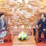 Le président de la Commission de la sensibilisation, de l’éducation et de la mobilisation des masses du Comité central du PCV, Trinh Van Quyêt et la vice-présidente permanente du Comité central du FLCN Inlavan Keobounphanh. Photo : VNA 