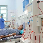 Un petit patient sous hémodialyse à l'hôpital général de la province de Hà Giang. Photo: VNA