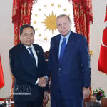 Le président de l’Assemblée nationale du Vietnam, Trân Thanh Mân (à gauche), et le président turc Recep Tayyip Erdoğan se serrent la main, à Istanbul, le 16 avril. Photo : VNA 