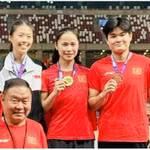 L’athlète vietnamienne Phung Thi Huê (au centre) ouvre le compteur vietnamien aux Championnats ouverts d’athlétisme de Singapour 2026. Photo : laodong.vn