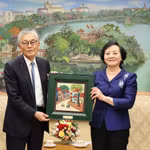 La vice-Première ministre Pham Thi Thanh Trà présente un souvenir au PDG du groupe japonais Erex, Honna Hitoshi. Photo : VGP