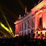 Un spectacle de lumières devant l'Opéra de Hanoi. Photo: VNA