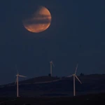 Une éclipse lunaire transforme la Lune près de la capitale australienne, Canberra, le 14 mars 2025. Photo : AFP/VNA