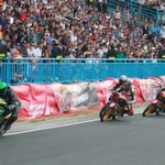 Depuis des années, le stade de Cân Tho est un lieu populaire pour les courses de motos pendant le Nouvel An lunaire. Photo: suckhoemoitruong.com.vn