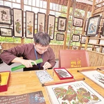 Le stand de présentation des estampes de Dông Hô à l'événement «Quintessence culturelle de Bac Ninh – couleurs de Dông Hô». Photo : NDEL
