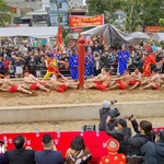 Les rituels et jeux de tir à la corde au temple Trân Vu, à Hanoi, attirent des foules. Photo : VNA