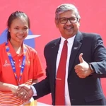 La jeune athlète Triêu Thi Binh remporte la médaille d'or du 3.000 m féminin aux Jeux scolaires de l'ASEAN 2025 au Brunei. Photo : ASG