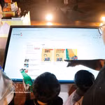 Des visiteurs découvrent l'application de livre électronique. Photo: VNA