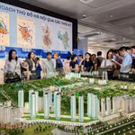 L'exposition sur le Plan directeur de la capitale à l’horizon de 100 ans attire les foules. Photo: VNA