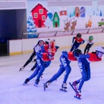 La Journée mondiale du patinage 2025 est placée sous le thème « La famille sur la glace : le rythme de l’amour». Photo: thethaovanhoa.vn