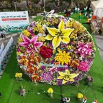 Le plus grand bouquet de fleurs du Vietnam mesure 12,5 mètres de long, 8 mètres de diamètre à l’avant et 2 mètres à la base, pour un poids total estimé à environ 10 tonnes. Photo : tcdulichtphcm.vn