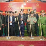 Des représentants du Comité populaire provincial, du ministère de la Sécurité publique et des habitants ont participé à la cérémonie de mise en chantier des premières maisons dans l’hameau de Hoa Lac, commune de Quang Lâp, province de Lâm Dông. Photo : Journal Lâm Dông.