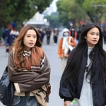 Malgré le froid de l’hiver, autour du lac Hoàn Kiêm, à Hanoi, certaines promeneuses n’ont pas changé leurs habitudes. Photo: kenh14.vn