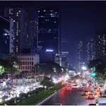 Dans la rue Nguyên Chi Thanh, les lumières, les décorations, les panneaux d'affichage sont éteints pour réduire la consommation énergétique et protéger l’environnement. Photo : VNA