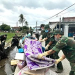 Des soldats nettoient les routes dans la la commune de Hoa Thinh, dans la province de Dak Lak. Photo : VNA