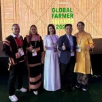 Deux représentantes vietnamiennes, Trân Thi Vân Anh (centre) et H’Âm Niê, posent pour une photo avec des responsables de PepsiCo lors des PepsiCo Global Farmer Awards 2025. Photo : PepsiCo