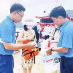 Les visiteurs se rendant sur l’île de Cô Tô sont encouragés à utiliser des sacs écologiques en remplacement des sacs en nylon et en plastique. Photo : NDEL