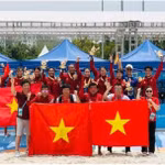 L'équipe féminine vietnamienne de beach handball pose avec ses médailles d'or des Jeux asiatiques de plage de 2026. Photo : Délégation sportive du Vietnam