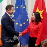 La vice-ministre des Affaires étrangères, Lê Thi Thu Hang (à droite) et le ministre d’État irlandais au ministère des Affaires étrangères et du Commerce, Neale Richmond, se serrent la main. Photo : VNA