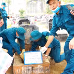 Prélèvement des échantillons sur les restes de martyrs non identifiés au cimetière des martyrs de la commune de Son Duong, dans la province de Tuyên Quang. Photo : VNA