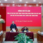 Le secrétaire général du Parti, Tô Lâm, travaille avec la Commission des politiques et des stratégies du Comité central du Parti. Photo : VNA