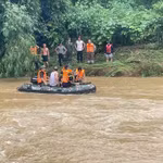 Les secouristes ont retrouvé le corps sans vie du garçon de 12 ans emporté par les eaux dans le hameau de Dông Phu, commune de Phu Dinh. Photo: Page d'information de la commune de Phu Dinh