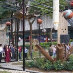 Des débris d’avion et des carcasses de bombes sont mis en scène dans un espace artistique. Photo: NDEL