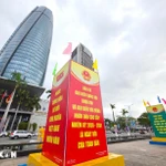 Vue de rue avec des panneaux de propagande électorale dans la ville de Dà Nang. Photo : VNA
