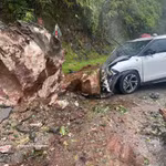 Un conducteur a été blessé lorsqu’un énorme rocher a dévalé un talus et frappé l’avant de sa voiture en circulation à Cao Pha, dans la commune Muong Bu, province Son La. Photo diffusée par la VNA