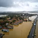 La plupart des maisons dans la commune de Nông Công, dans la province de Thanh Hoa (Centre) ont été submergés par les eaux à cause de l'impact de la tempête Bualoi et des fortes pluies prolongées. Photo : VNA