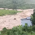 Une maison à deux étages s’est effondrée dans le ruisseau de Nâm Lum qui s'est transformé en torrent, dans la commune de Khong Lao, province de Lai Châu, le 8 juillet. Photo extraite d’une vidéo