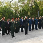 Le ministre vietnamien de la Défense, Phan Van Giang et le ministre chinois de la Défense nationale Dong Jun rendent hommage au mémorial des soldats révolutionnaires tombés au Vietnam et en Chine, dans la ville de Dongxing. Photo : qdnd.vn