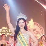 La belle Nguyên Thi Thua lors de la cérémonie de couronnement. Photo : thethaovanhoa.vn