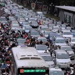 Congestion dans une rue de Hanoi aux heures de pointe. Photo : VNA