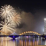 Dà Nang illuminée par de magnifiques spectacles pyrotechniques. Photo: VNA