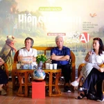 Délégués lors de la cérémonie de lancement du roman illustré "Hiêp si Dê mèn" (Chevalier Grillon). Photo : VNA