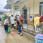 Après les fortes pluies, des habitants nettoient l'école maternelle et primaire Minh Long, commune de Ly Quoc, province de Cao Bang. Photo : VNA