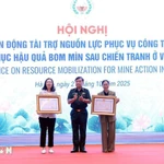 Le vice-ministre de la Défense Hoàng Xuân Chiên, par délégation du président de la République, remet l'Ordre de l'amitié aux organisations internationales. Photo : VNA