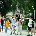Des enfants jouent dans la zone piétonne autour du lac de l’Épée restituée, à l’occasion de la Fête nationale (2 septembre). Photo : VNA