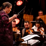 La cheffe d’orchestre Zahia Ziouani. Photo: anninhthudo.vn