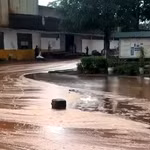 Un gros orage accompagné de foudre a frappé une cuve de stockage de mélasse dans une sucrerie, provoquant le déversement d'environ 2 000 tonnes de mélasse. Photo : VNA