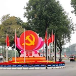 L’emblème de la faucille et du marteau, le drapeau du Parti et le drapeau national sont affichés à l’intersection Diên Biên Phu – Dôc Lâp – Chu Van An, à Hanoi, pour saluer le 14e Congrès national du Parti communiste du Vietnam. Photo : VNA