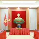 Le secrétaire général du Parti communite du Vietnam, Tô Lâm (centre) lors de son entretien téléphonique avec le président russe Vladimir Poutine. Photo: VNA