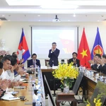 L’ambassadeur du Vietnam au Cambodge, Nguyên Minh Vu (centre) s'exprime lors de la clôture de la table ronde. Photo: VNA