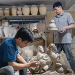 Pham Duc Dung est un potier qui se consacre à son art depuis 21 ans. Animé par sa passion pour la création de figurines inspirées de son animal du zodiaque préféré, et plus particulièrement pour l’Année du Ch(Binh Ngo), il a choisi l'image du cheval et appelle respectueusement ses créations «Monsieur Cheval». Photo : dantri.com.vn