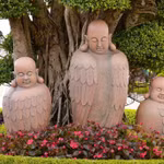 Trois statues de Bouddha en céramique au corps d'oiseau seront présentées à l’exposition. Photo : Sun World Ba Den Mountain 