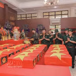 D'anciens combattants rendent un hommage à leurs compagnons d'armes dans la salle où reposent les dépouilles des martyrs retrouvées au parc Lê Thi Riêng, à Hô Chi Minh-Ville. Photo: VNA