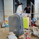 Les habitants de la commune de Ninh Phuoc, dans la province de Khanh Hoa, nettoient leurs maisons après les inondations. Photo: VNA