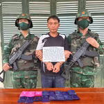 Xông Nhia Xênh (centre) au moment de son arrestation. Photo : VOV